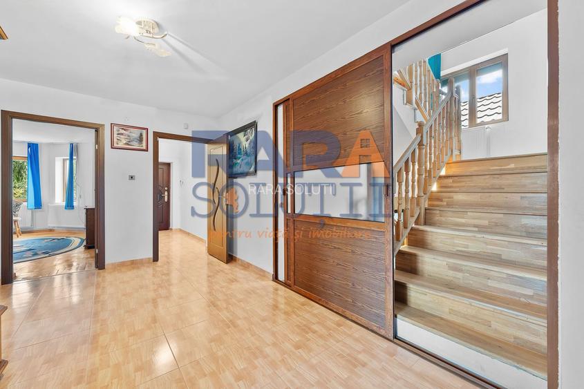 Vilă cu 6 dormitoare, 2 garaje, anexe multiple - 2076 mp teren - 10