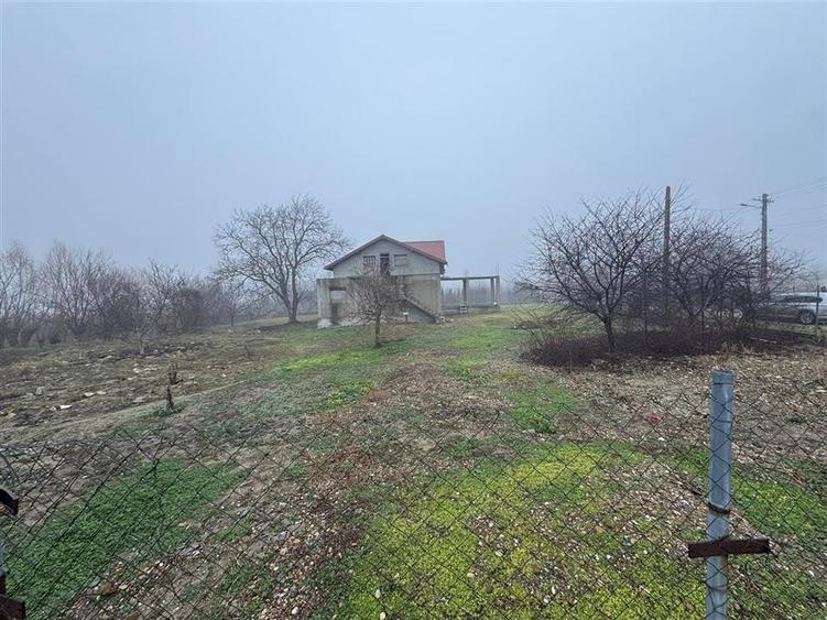 Casa Radulesti, an 1996 ,la rosu, 2.000 mp teren , 310 mp casa