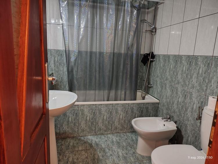 Închiriez 2 camere Str. Onestilor. Pret 300 euro. Comision 50%.