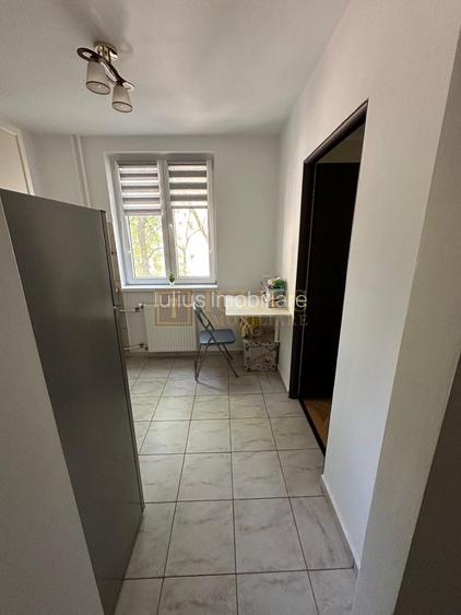 2 camere| in spatele facultatii de Medicina| disponibil din 1 Mai| - 6