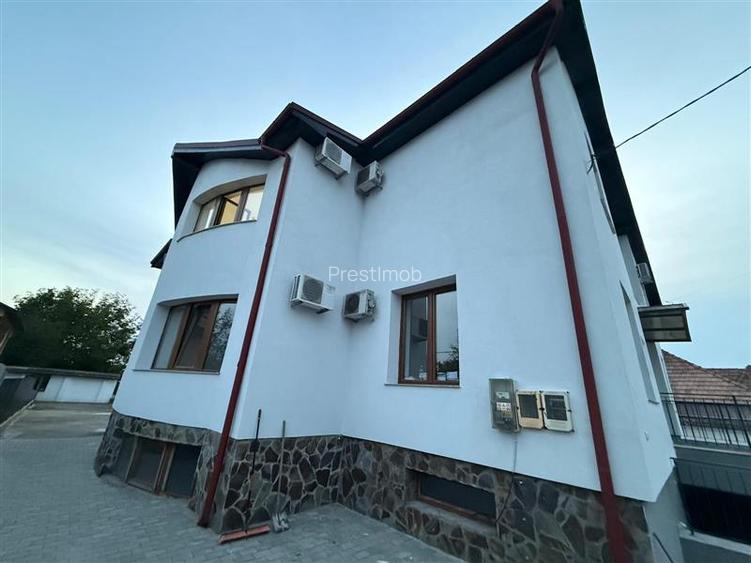 De inchiriat spatiu birouri, 10 birouri , 4 bai, garaj, 4 bai si teren 10 arii,S - 2