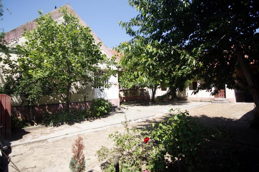 Casa tip conac, doua corpuri, cu 2.471 mp de gradina si doua fronturi - 14