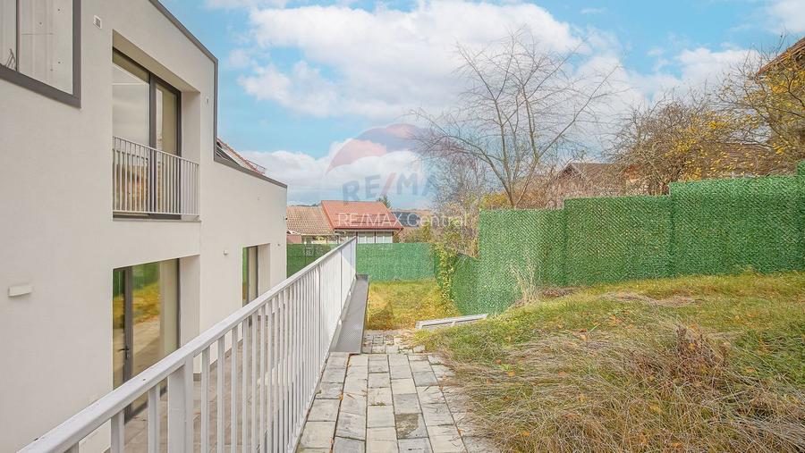 La poalele Tâmpei — vilă contemporană în Schei - 37