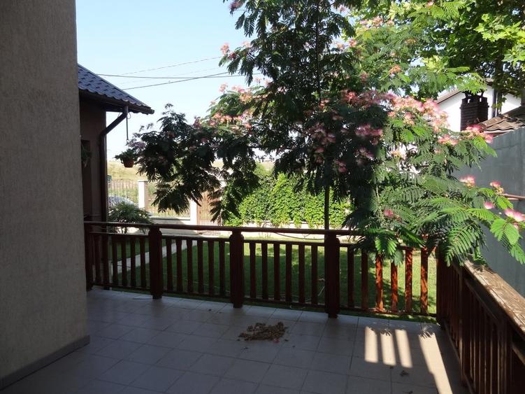 Valu lui Traian Vila 5 camere cu curte.