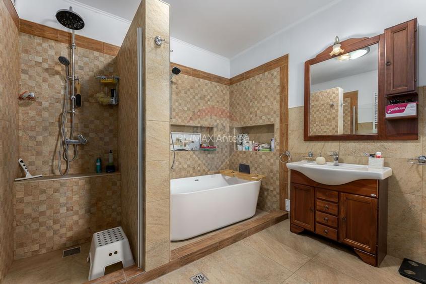 Vilă cu parc, piscină, jacuzzi și foișor, panouri fotovoltaice - 22