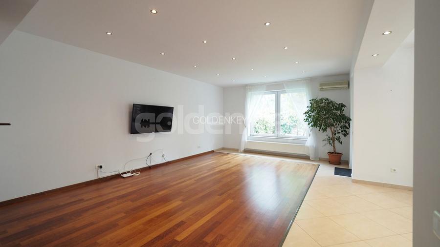 Vila cocheta in cartier rezidential cu piscina comuna, garaj - 3