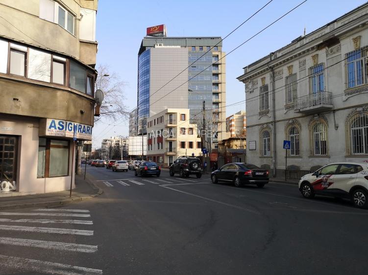 Dacia Bd., la trecerea de pietoni, pe colt, langa Statia de Salvare Bucuresti - 9