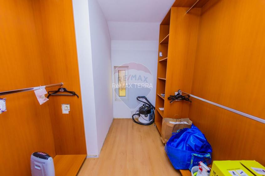 Casă cu 7 camere, 10 ari de vânzare la drumul principal cu 2 intrari - 19