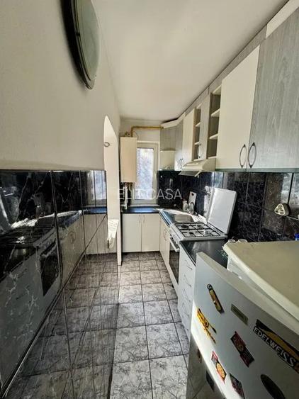 Apartament cu 3 camere, etajul 2/4, zona Podu Ros - 3