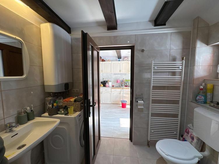 Casă de vanzare 6 camere 220 m² utili cu 376 M² teren la șosea