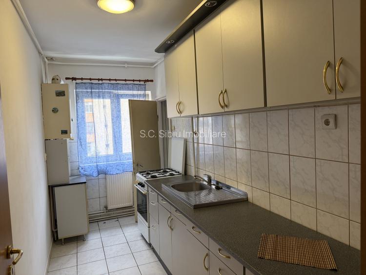 ap 2 camere decomandate v aron piata et 3 - 4