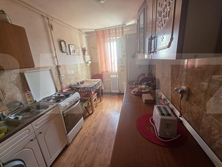 Apartament cu 2 camere decomandate.