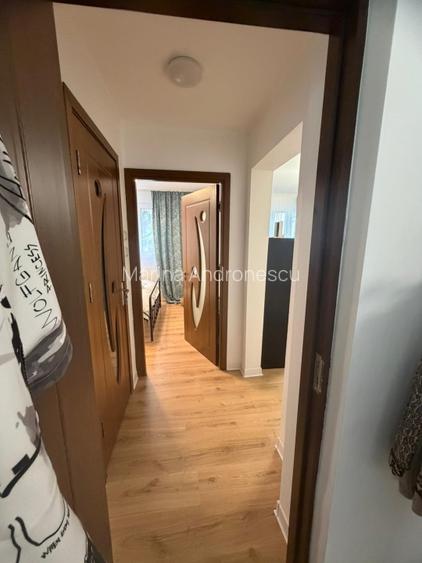 Proprietar vând apartament 3 camere etaj 5, renovat în bloc reabilitat preț  - 5