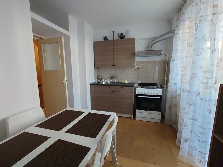 Ofer spre inchiriere apartament cu 3 camere Piata Universitatii - 9