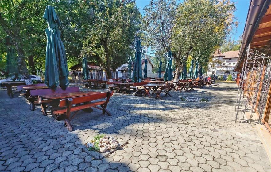 Oportunitate de business: complex turistic cu restaurant, terase si pensiune – S