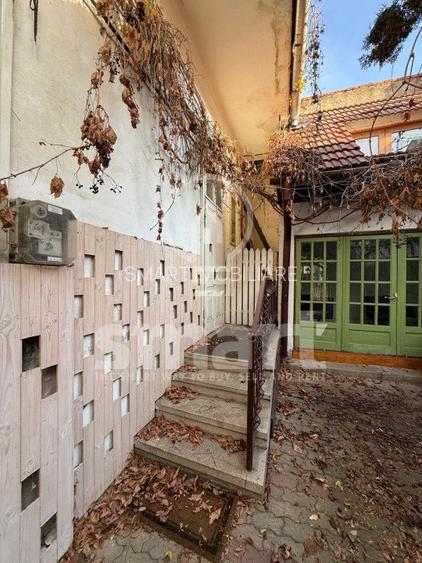 Casa in centrul istoric cu spatiu comercial si parcare proprie Zona 0 - 11