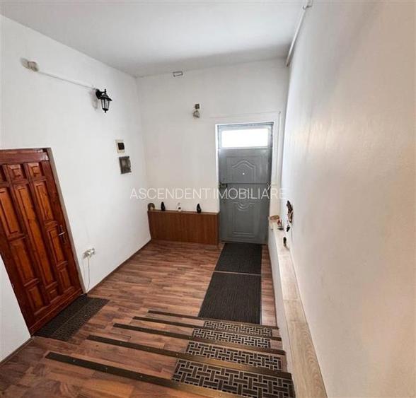 Casa in apreciabil potential,cu terase, curte,gradina echipata,2 pivnite,Str. Ro - 21