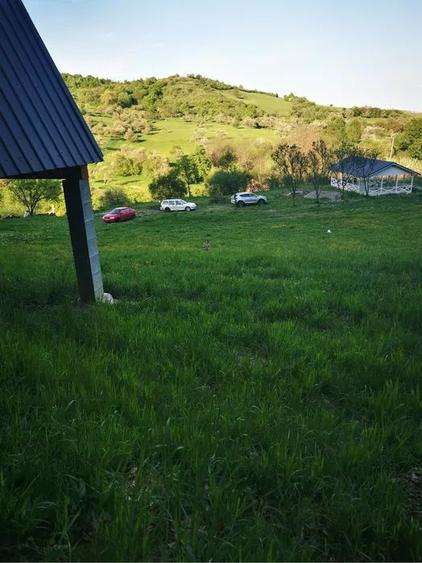 Teren cu cabane A-Frame și priveliște către Munții Făgăraș