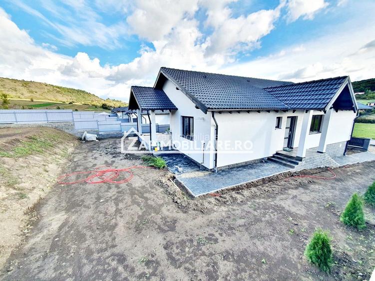 Casă la cheie pe 1 nivel 4cam. 2 bai,1 dresing 650 mp. teren - 7