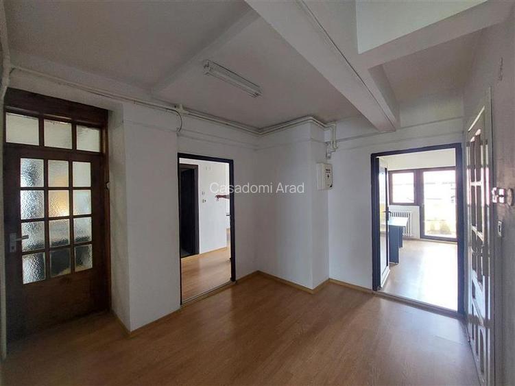 Imobil cu 18 incaperi pentru activitati diverse, in Gradiste - 2