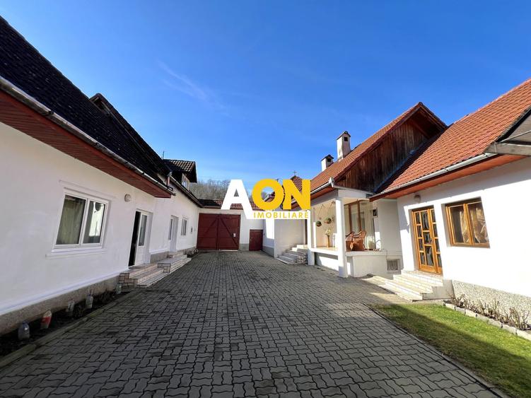 Casa de vanzare pretabila 2 familii, garaj, livada, comuna Pianu