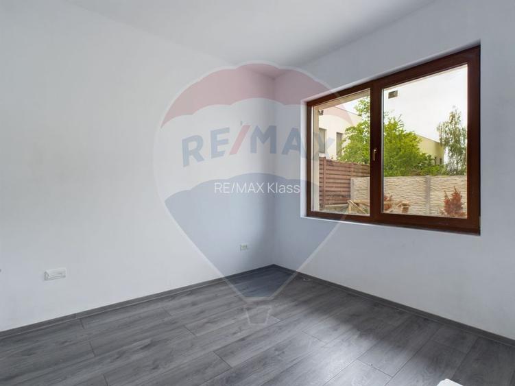 Casa de vanzare + teren 1000 mp - 10