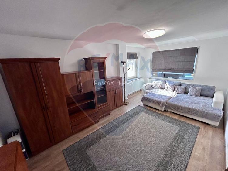 DE INCHIRIAT: Apartament spatios cu 3 camere si terasa generoasa - 2