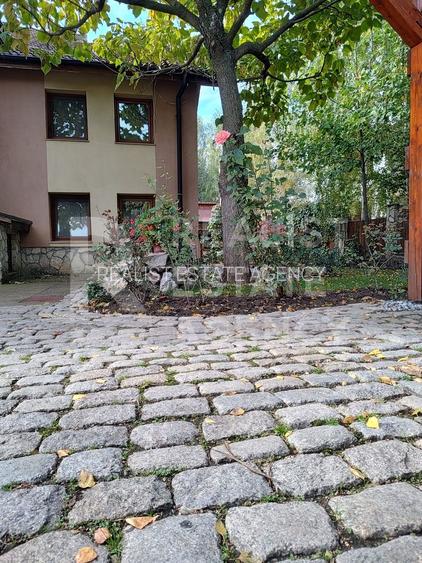 Vilă individuală 430 mp utili, teren 2.000 mp, panouri solare - 27