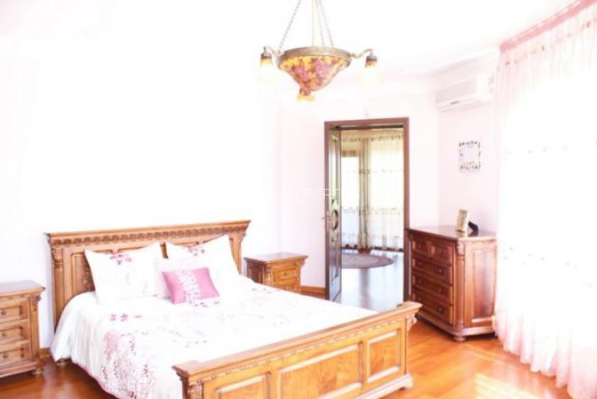 Vila Jolie Ville,D+P+1+M,7 camere,4 bai,foisor,piscina,2 parcari curte, mob,util - 7