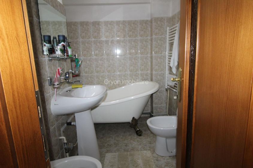 Inchiriere apartament 3 camere, decomandat, etaj 3, strada 23 August - 8