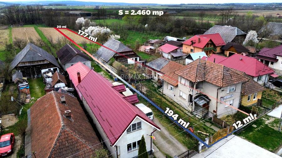 Casă din cărămidă cu teren generos de 2460 mp și anexe, în Borlești - 2