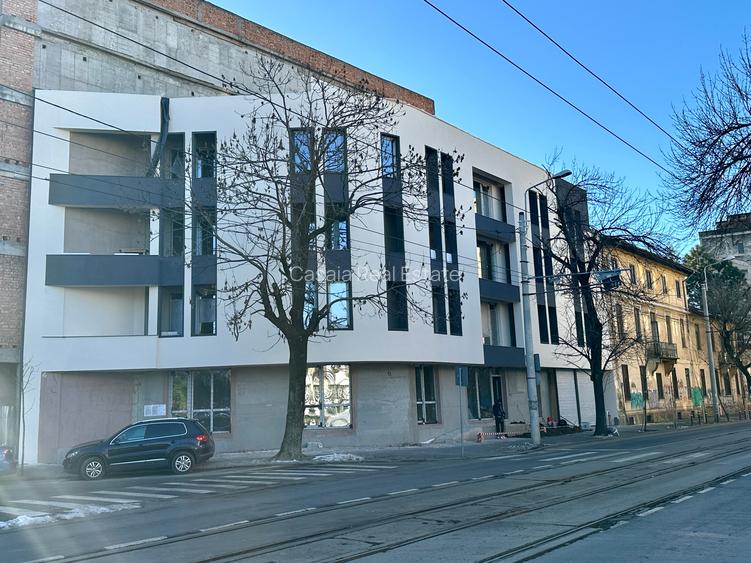 Spatiu comercial de închiriat // Clădire birouri // Bd. Ferdinand 1 - 2