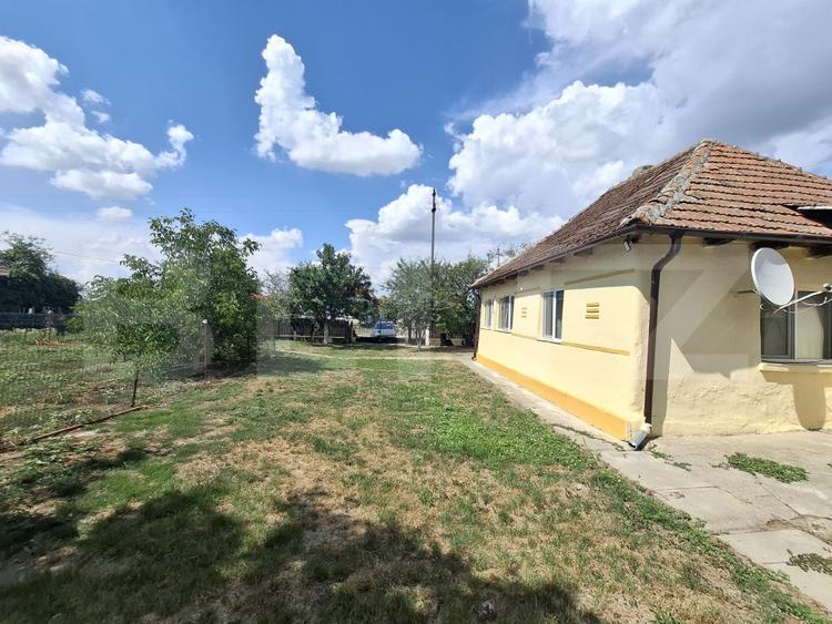 Casa 2 camere, 100 mp, anexe de vanzare, zona Gelu