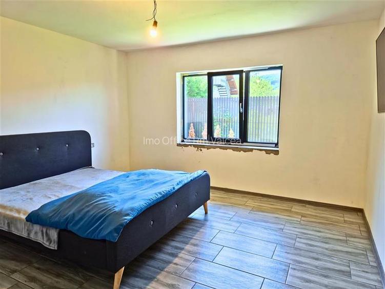 CASA PE PARTER IN BUJORENI - LINISTE, CURTE SI VEDERE SPRE VF. COZIA - 10
