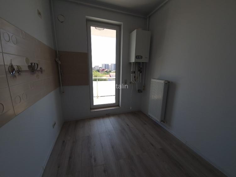Vând apartament cu 2 camere, decomandat nou  + loc de parcare, situat in complex - 6