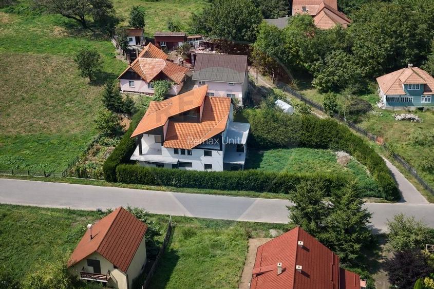 Casă / Vilă cu 8 camere / 7 bai de vânzare, Moieciu de Jos - 2