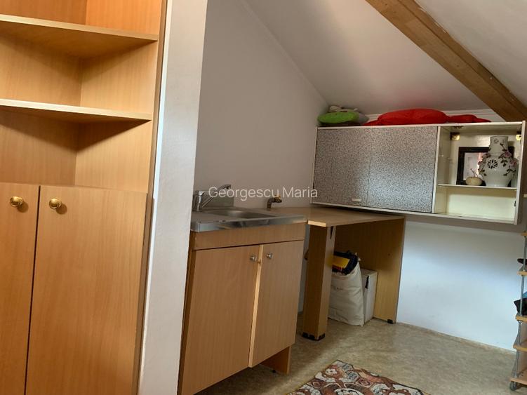 Închiriez 2 camere din care una la mansarda - conditii bune.    - 9