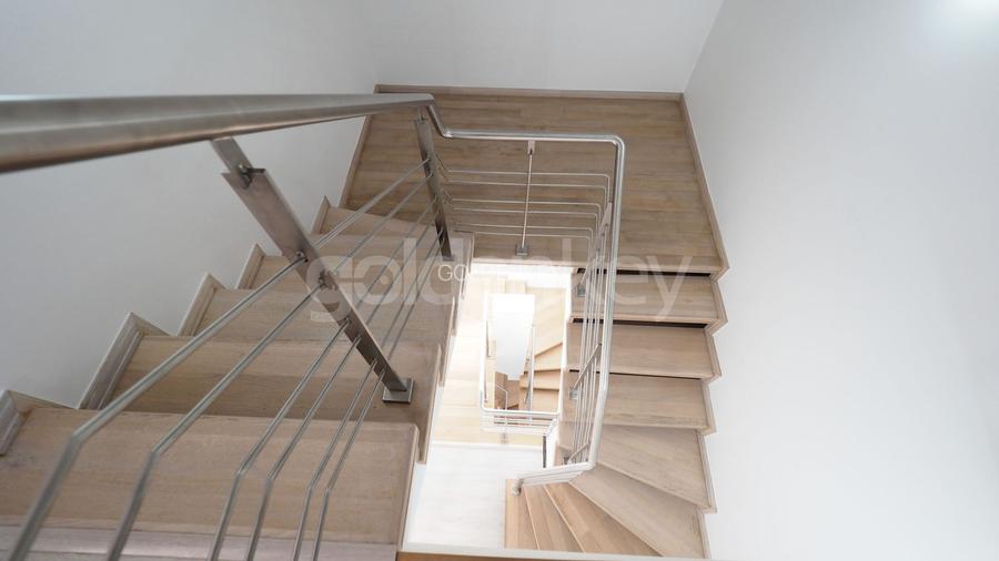 Vila insorita situata in complex langa Scolile Internationale - 30