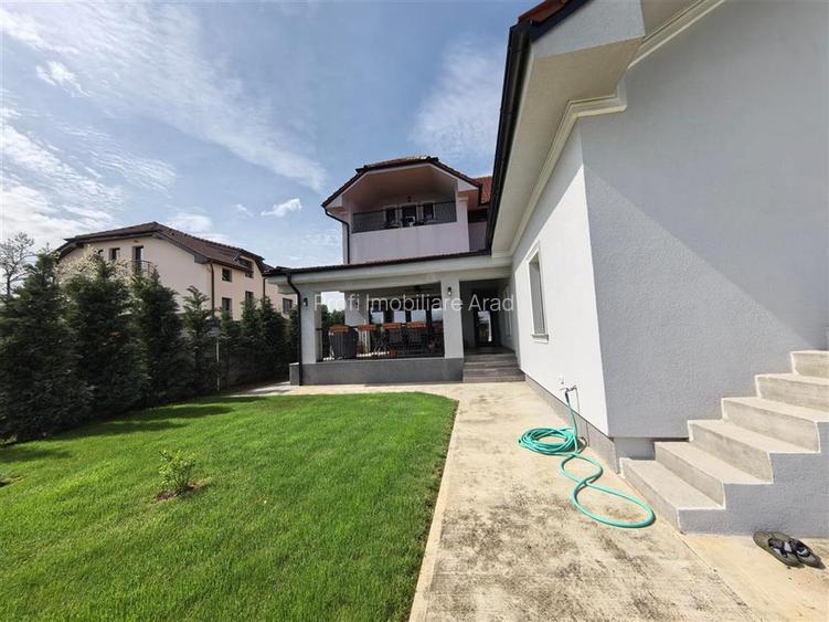 Vila impunatoare cu 6 camere spatioase in stil american - 14