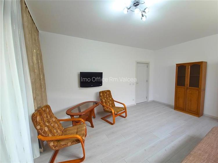 DE INCHIRIAT - 2 CAMERE, PARTER, LOC DE PARCARE INCLUS - 2