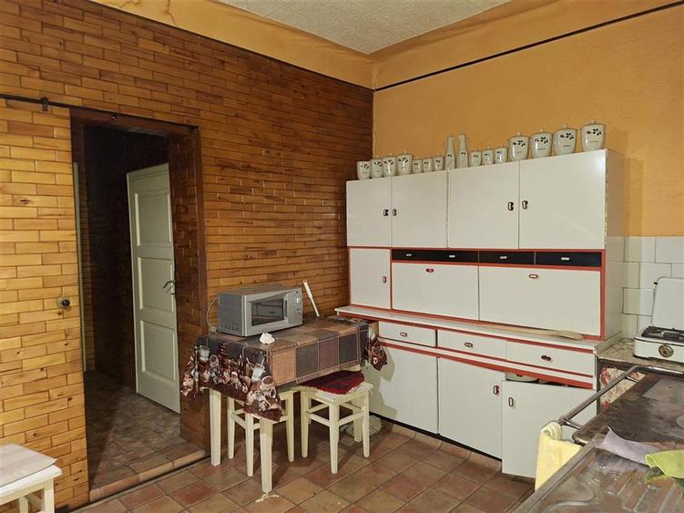 Casa 4 camere pivnita curte individuala Zona Lazaret