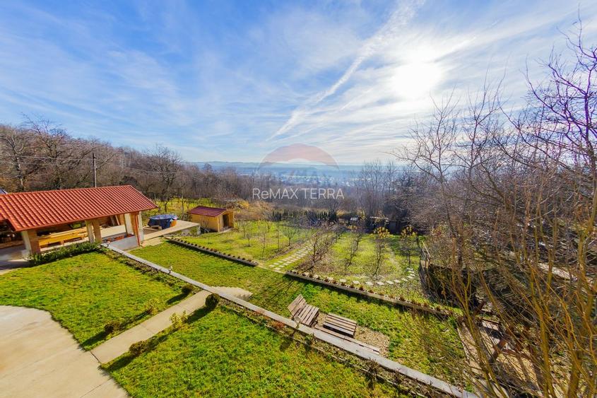 VILA DE LOCUIT/AFACERE CU TEREN GENEROS, DE VANZARE - 47