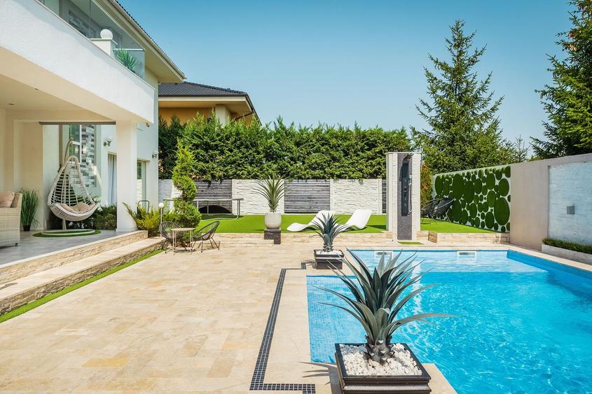 Vilă ultramodernă cu piscină