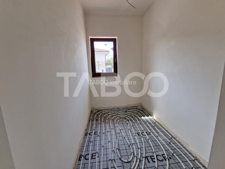 Casa individuala de vanzare cu teren, terasa, garaj si curte Selimbar - 24