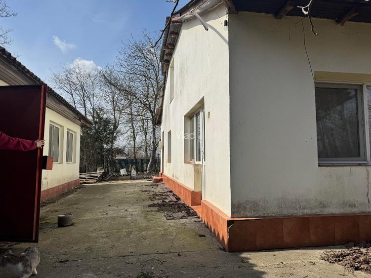 Persoana fizica vând Casa batraneasca si anexe– Mereni - 2