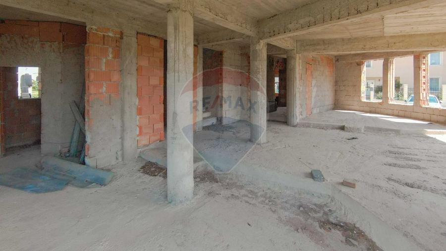 Vilă la roșu, tencuită, 5 camere, 240 mp util, Sânmartin, teren 726 mp