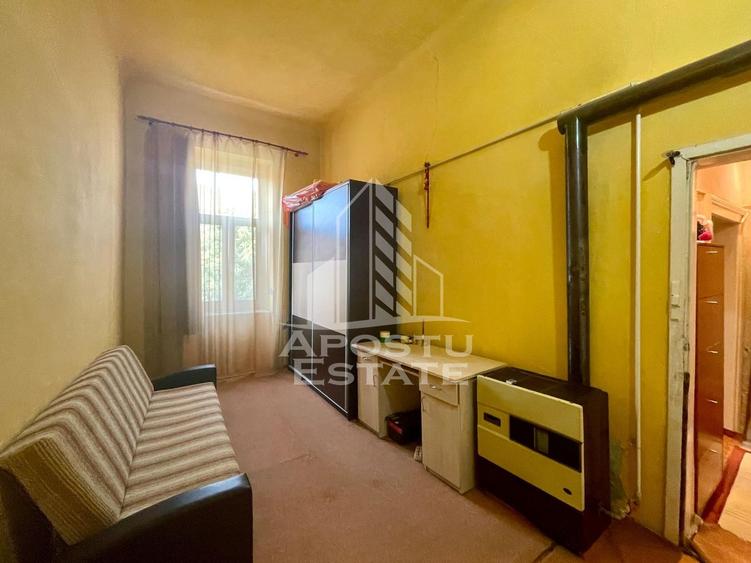 Apartament decomandat, 2 camere curte comuna - Zona Piata Sarbeasca