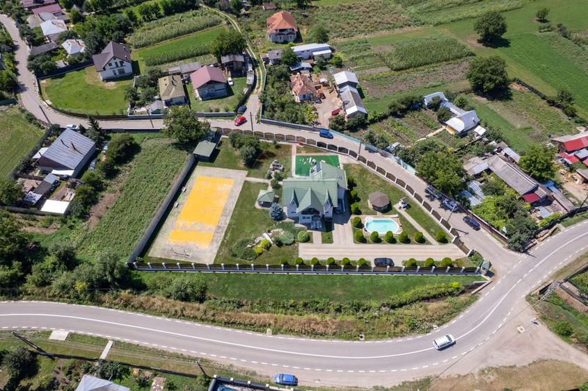 Casă cu piscină și teren de tenis – Girov, 10 min de Piatra Neamț