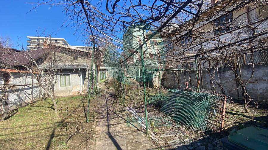 Casă cu teren generos lângă Bulevardul Banu Manta
