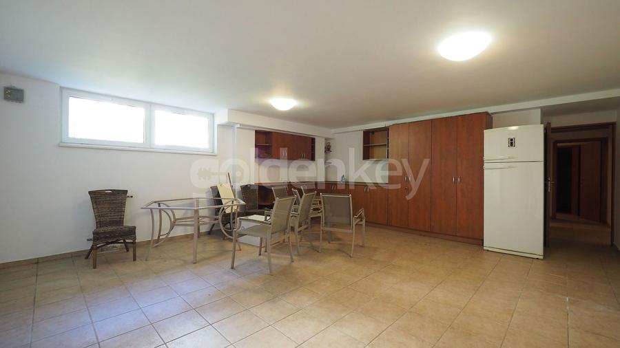 Vilă cu 7 camere, 5 bai | gradina 350mp, 2 garaje